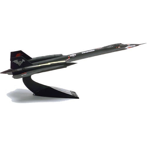 851187 1/110 Snap SR-71A Blackbird Desktop